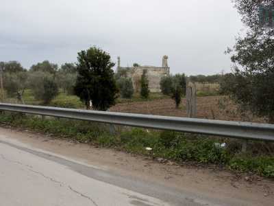 Per raggiungere il sito dobbiamo allontanarci dal centro cittadino percorrendo via Fanelli in direzione Valenzano. All�altezza di Carbonara svoltiamo a sinistra in via Madonna delle Grazie per proseguire poi per 500 metri e girare a destra in strada Trota. Dopo una cinquantina di metri la chiesa della Madonna delle Grazie apparir� sulla destra
